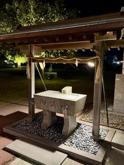 夜のあわら市　薬師神社　手水 手水,お清め,あわら市の写真素材