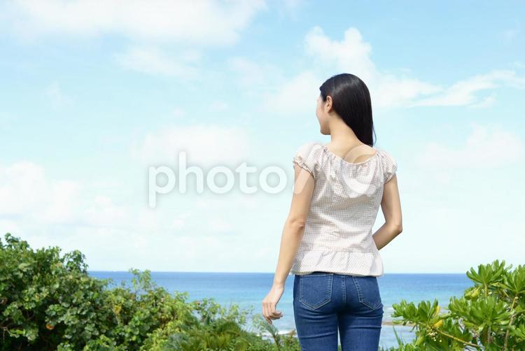 沖縄の美しい海辺でくつろぐ女性 日本,沖縄,海の写真素材
