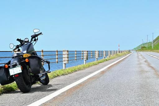 一本道を走る北海道のバイク旅 一本道を走る北海道のバイク旅の写真