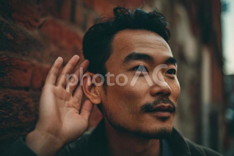 聞き取りにくい状況：耳を傾ける男性 男性,アジア人,聞くの写真素材