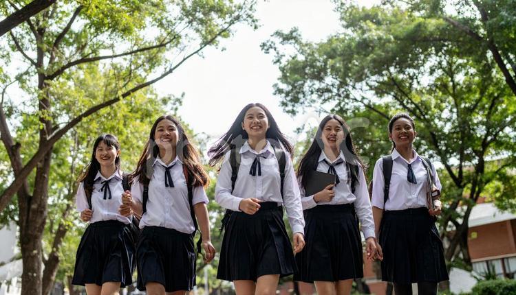 オープンキャンパスで大学を見学の高校生 オープンキャンパス,女子高生,男子高生の写真素材
