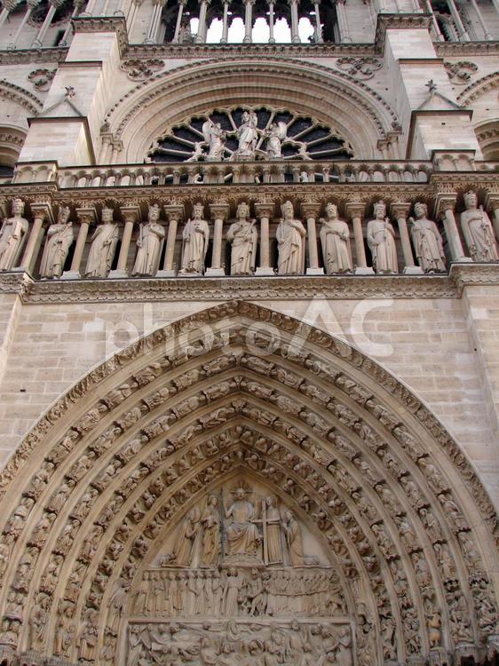 フランス　冬のパリ　焼失前のノートルダム大聖堂（西側正面の彫刻） フランス,パリ,ノートルダム大聖堂の写真素材