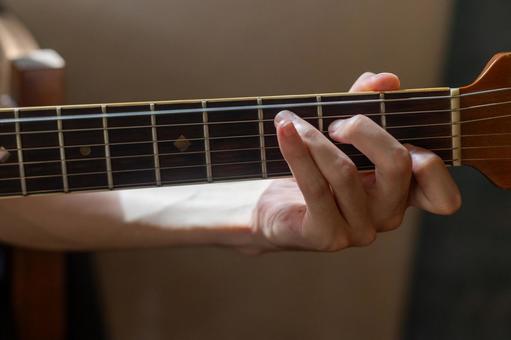 アコースティックギターを弾く指と弦 ギター,アコースティックギター,楽器の写真素材