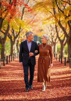 腕を組み紅葉道を散策するシニアカップル 腕を組み紅葉道を散策するシニアカップルの写真