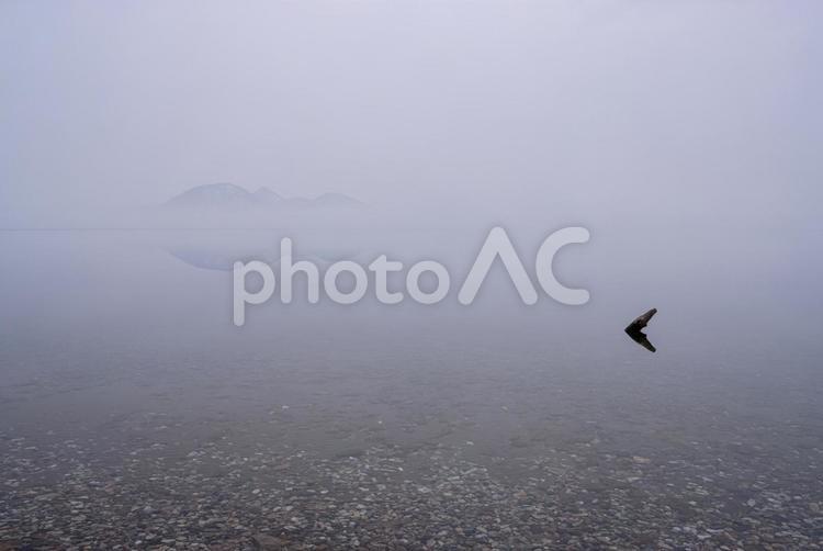 北海道壮瞥町 朝霧懸かる冬の洞爺湖の風景 日本,絶景,風景の写真素材
