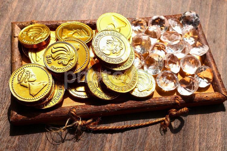 トレジャーハント「きれいな金貨と宝石」 金貨,宝石,きれいの写真素材
