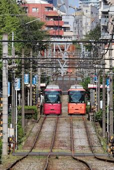 学習院下駅ですれ違う都電 学習院下駅ですれ違う都電の写真