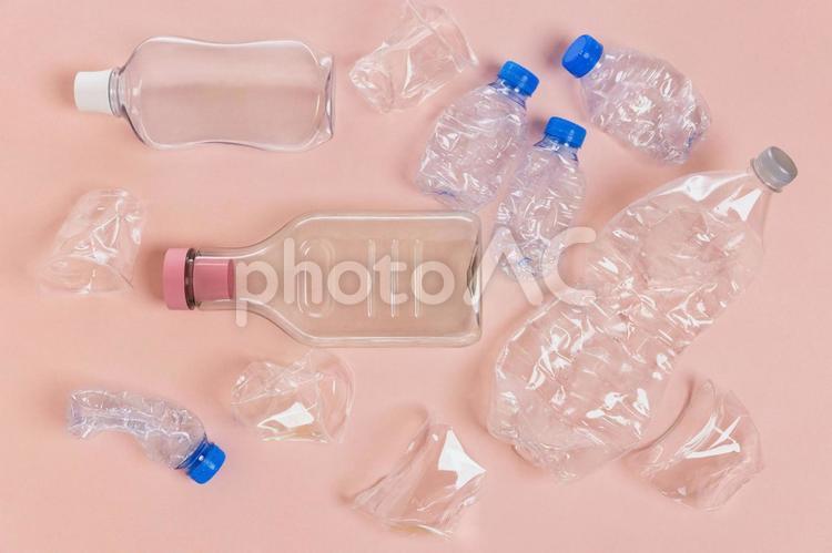 ごちゃごちゃしてるペットボトルや容器 プラスチック,ペットボトル,リサイクルの写真素材