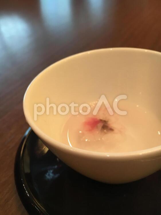桜のお茶でひと息 おいしい,お茶,カップの写真素材
