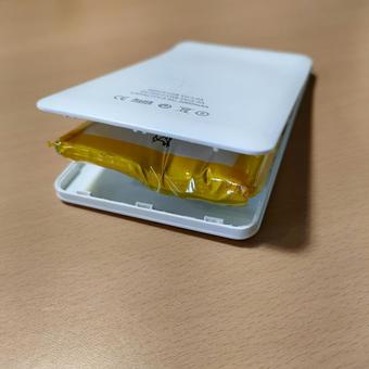 膨らんだモバイルバッテリー 膨らんだモバイルバッテリーの写真
