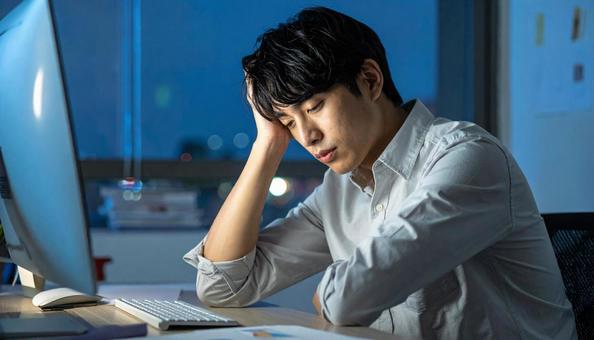 深夜残業する男性社員 深夜残業する男性社員の写真