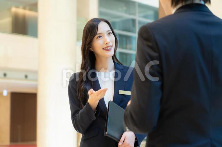 お客を案内するホテルマンの女性 フロント,ホテルマン,コンシェルジュの写真素材