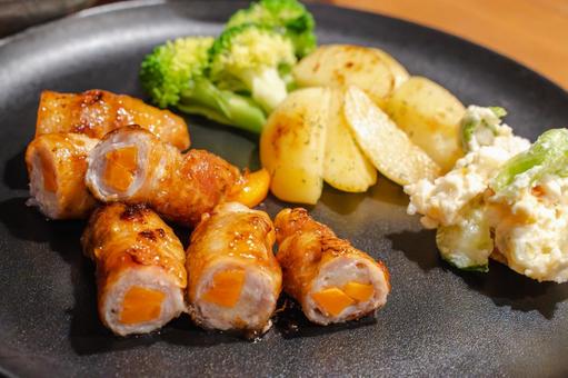にんじん肉巻きの夕食 にんじん肉巻きの夕食 肉巻き,にんじん巻き,夕食の写真素材