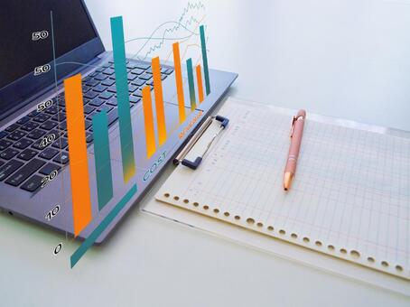 パソコンで売上管理と収益分析の事務作業 ビジネス,分析,売上管理の写真素材