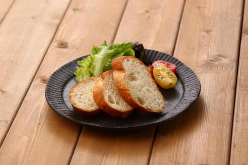 パン_木のテーブル_ワンプレート パン,トースト,トマトの写真素材