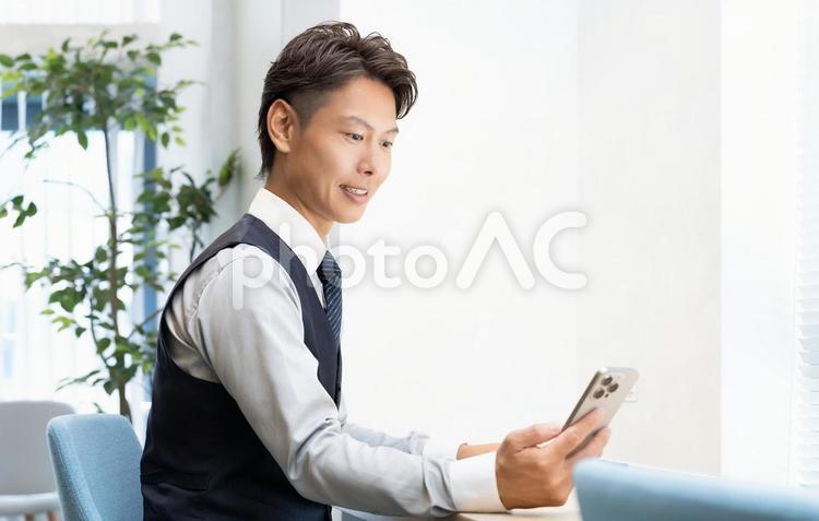 スマホを使う男性ビジネスマン 男性,スマホ,スマートフォンの写真素材