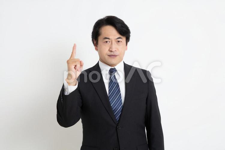 真顔で指を1本立てている中年のサラリーマン男性 中年,上司,会社員の写真素材