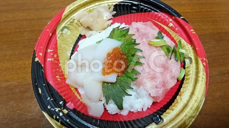 ミニねぎトロホタテ丼　テイクアウト ネギトロホタテ丼,寿司,和食の写真素材