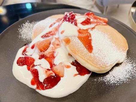 スイーツ パンケーキ,苺味,食べ物の写真素材