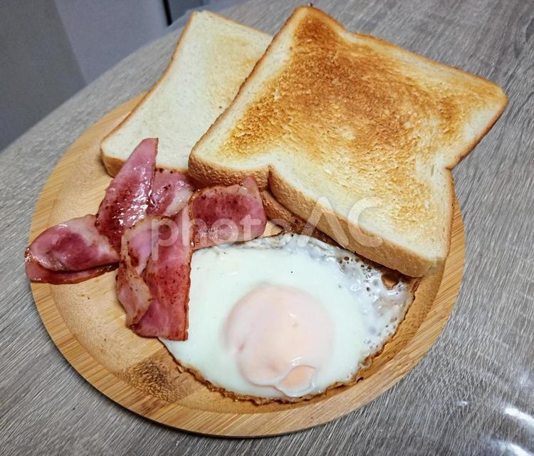 トースト　目玉焼き　ベーコン　朝食 ベーコン,トースト,目玉焼きの写真素材
