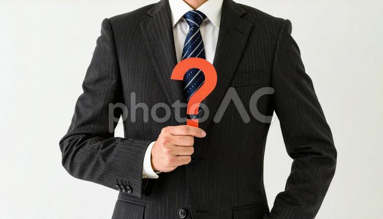 ふとした疑問　？マークを持つビジネスマン ？,クエスチョン,ビジネスマンの写真素材