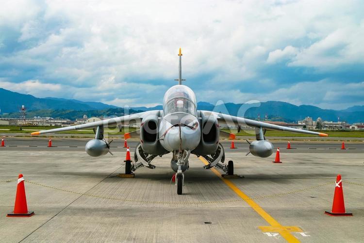 展示される航空自衛隊の練習機 T-4 航空自衛隊,自衛隊,ミリタリーの写真素材