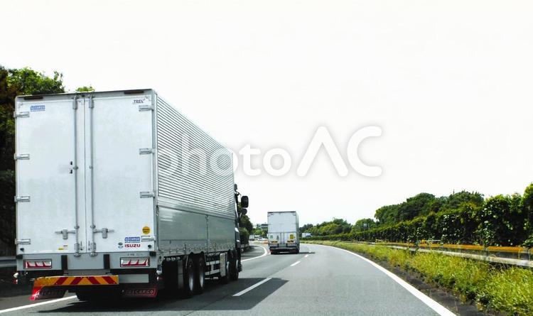 生き生きとした緑の高速をトラック走行中 トラック,運送,運送業の写真素材