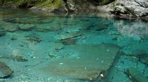 透明度抜群の川底 透明度抜群の川底 水晶淵,清流,川底の写真素材