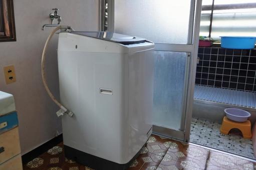 縦型洗濯機の取り外し02 洗濯機,縦型,浴室の写真素材