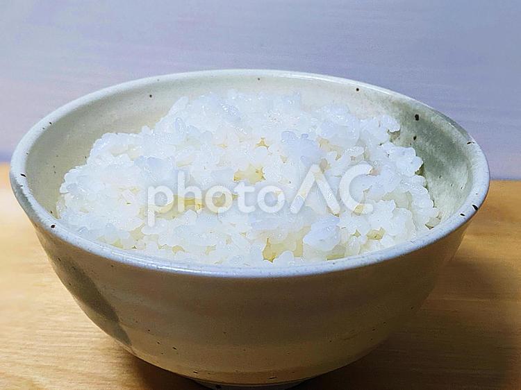 田舎暮らしで炊き立てごはんを食べる お米,白米,ごはんの写真素材