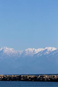 富山湾｜立山連峰｜青空｜縦 立山連峰,雪山,雪の写真素材