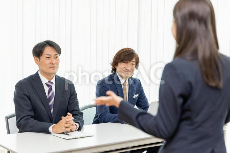 面接で意見を聞く人事・面接官 面接,意見,聞くの写真素材