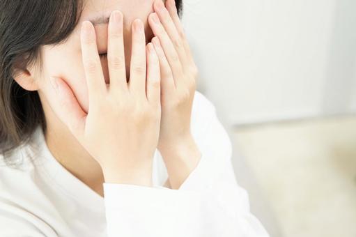 両手で顔を覆う女性 女性,鬱,うつ病の写真素材