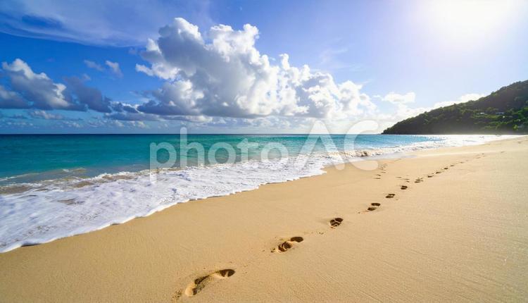 波打ち際の砂浜に足あとの残る海 青空,夏,海の写真素材