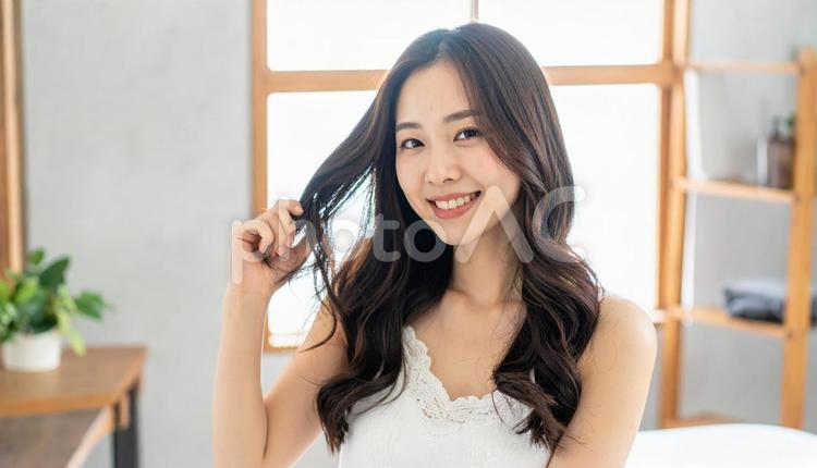 ヘアケアをする若い女性のイメージ 女性,日本人,ヘアケアの写真素材