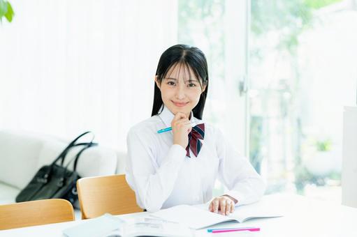 自宅で勉強をする女子高生 自宅で勉強をする女子高生の写真