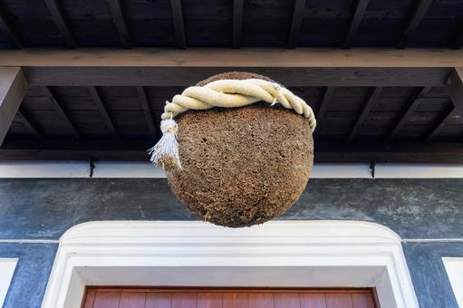 造り酒屋の前に吊るされた杉玉  造り酒屋の前に吊るされた杉玉  杉玉,縁起物,酒屋の写真素材