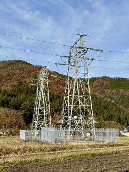 田舎の集落の鉄塔　福井県坂井市秋 鉄塔,送電線,鉄骨の写真素材