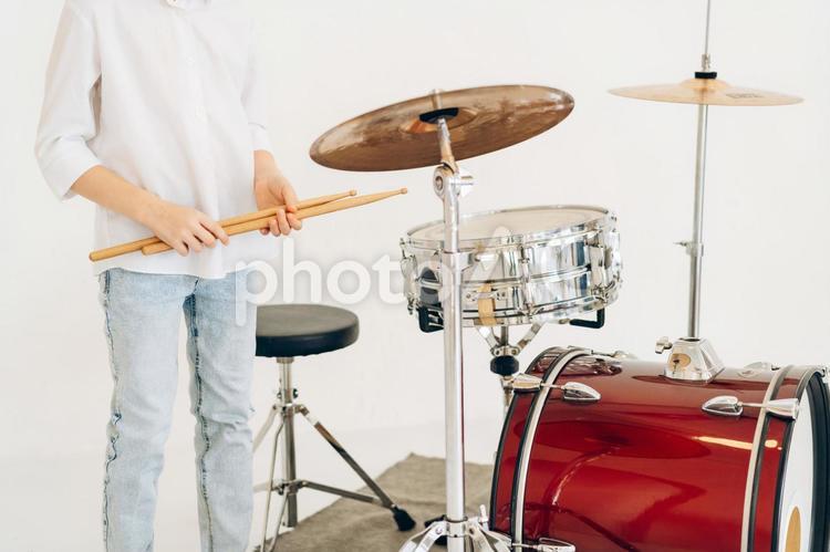 ドラムスティックを持っている人の手元 手元,椅子,人物の写真素材