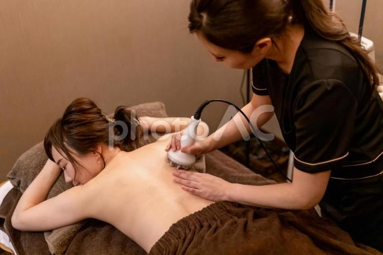 エステサロンで施術を受ける女性（ラジオ波・背中） エステ,エステサロン,ラジオ波の写真素材