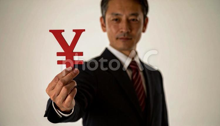 貯金イメージ　ビジネスマンの手にあるお金 貯金,融資,銀行の写真素材