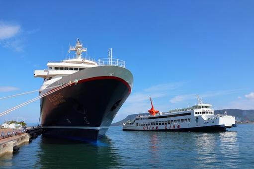 １０月中旬の日中の高松港のにっぽん丸 にっぽん丸,クルーズ船,船の写真素材