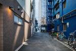 都市の裏路地と駐輪場の風景 風景,路地,裏路地の写真素材