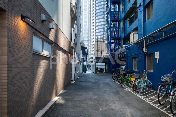 都市の裏路地と駐輪場の風景 風景,路地,裏路地の写真素材