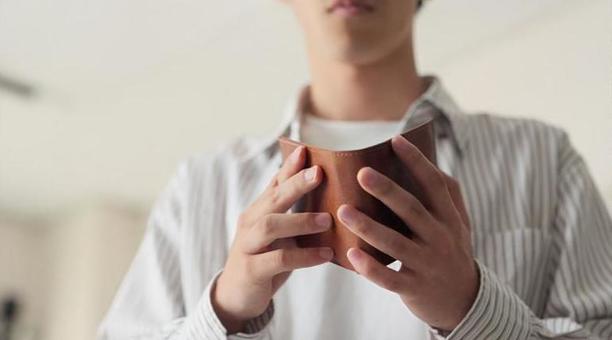  財布を確認するお金がない貧乏学生 学生,貧乏,お金の写真素材