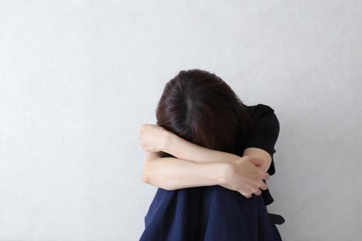 うずくまる女性 落ち込む うずくまる女性 落ち込む 落ち込む,うずくまる女性,悩みの写真素材