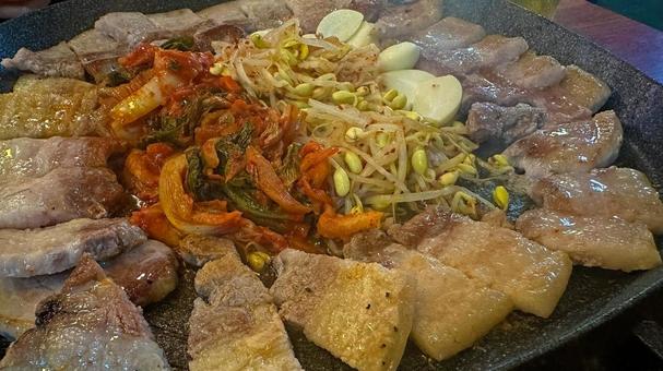 おいしそうなサムギョプサル 韓国料理 おいしそうなサムギョプサル 韓国料理 サムギョプサル,韓国料理,肉料理の写真素材