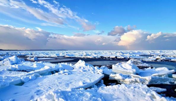 流氷ときれいな青空 流氷ときれいな青空の写真