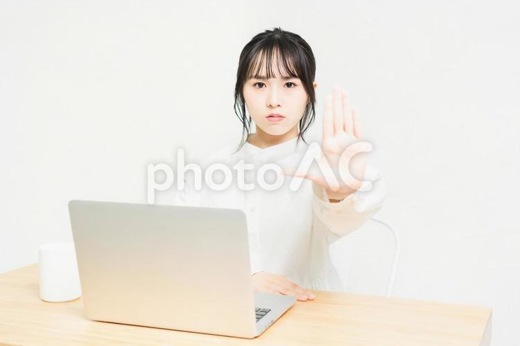 PCを使いながらNGのサインをする女性 ng,女の子,若いの写真素材
