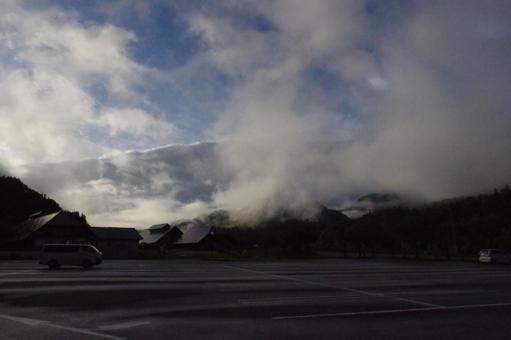 雲が覆いかぶさる山々 雲が覆いかぶさる山々 山,風景,明け方の写真素材